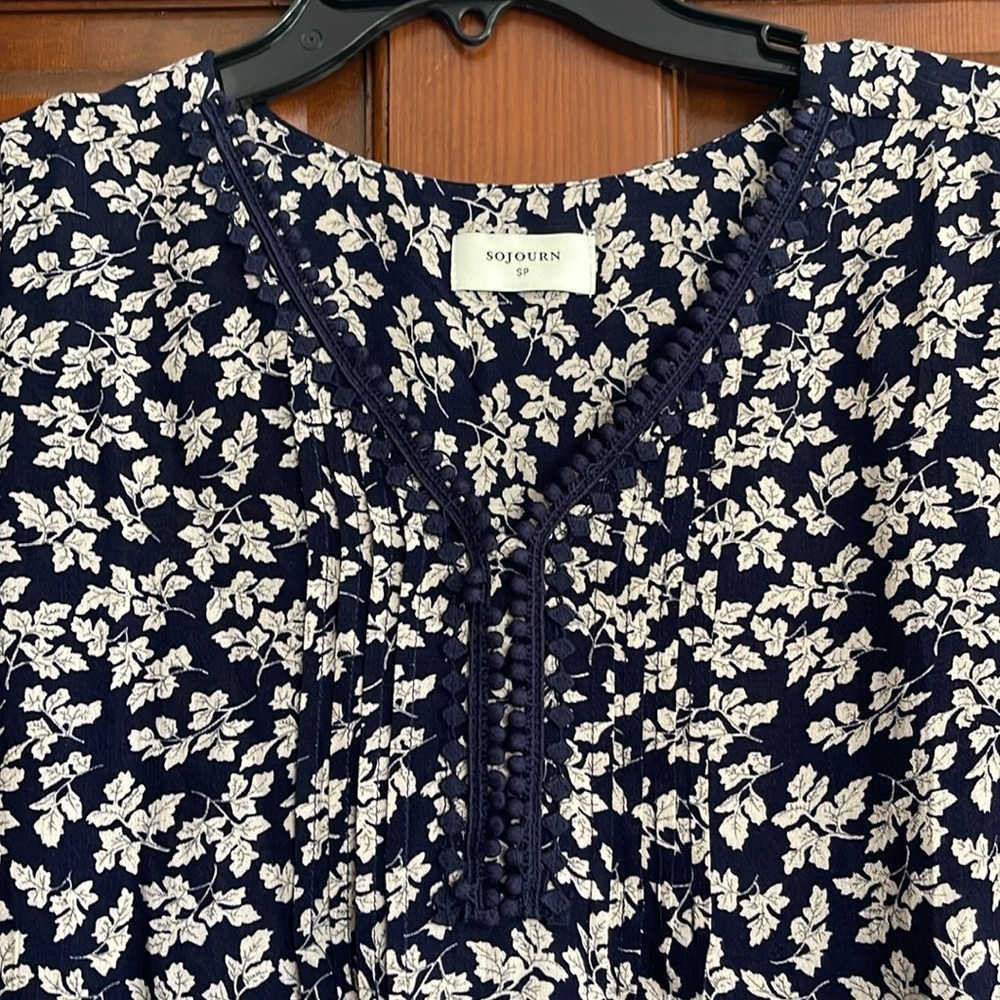 SOUJORN embroidered V-neck leaf print  blouse petite small - Picture 3 of 7